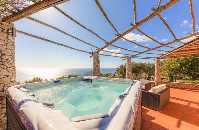 Villa with heated jacuzzi and 180° sea view
