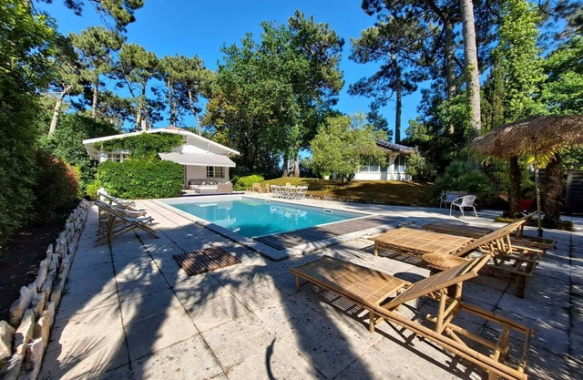 Villa with quiet heated pool 1 minute walk from the dune