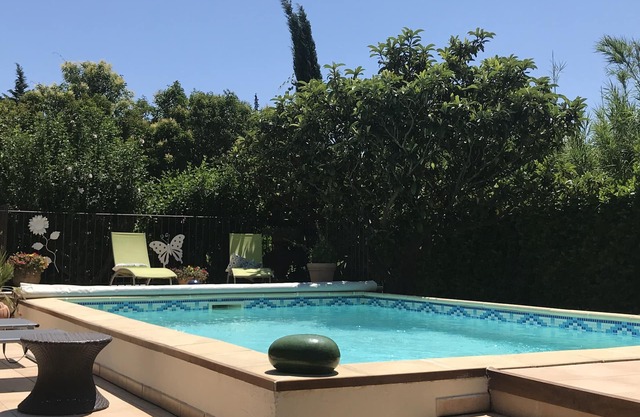 Villa con piscina climatizada y estudio opcional adjunto.