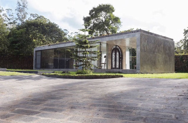 Villa con arquitectura moderna y minimalista en medio de una reserva natural.