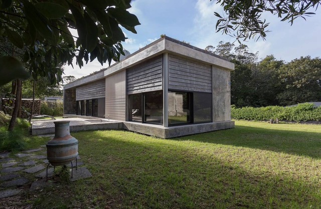 Villa con arquitectura moderna y minimalista en medio de una reserva natural.