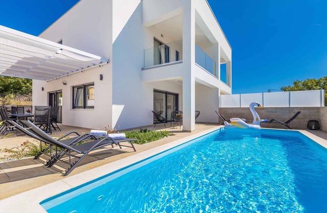 Casa vacacional con piscina moderna