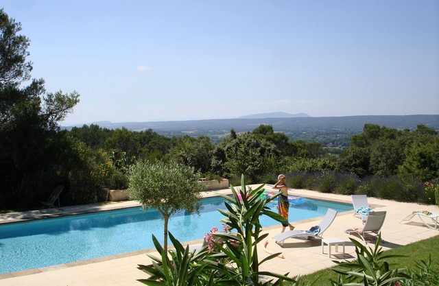 Villa con vista panorámica y gran piscina.