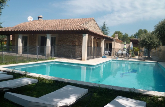 Villa con piscina, ARBOREE, la gente en un lugar cerrado CALME10
