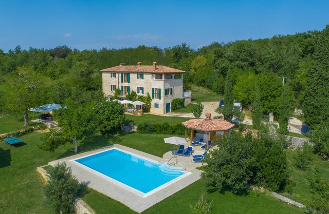Villa con piscina en el magnífico país, a sólo 20 minutos del mar, wi-fi gratuito