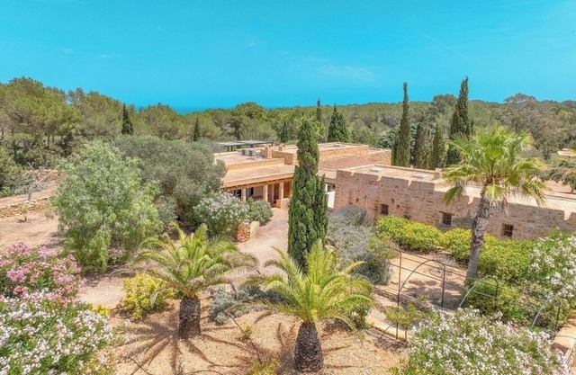 Villa con piscina, amplio jardín y varios porches