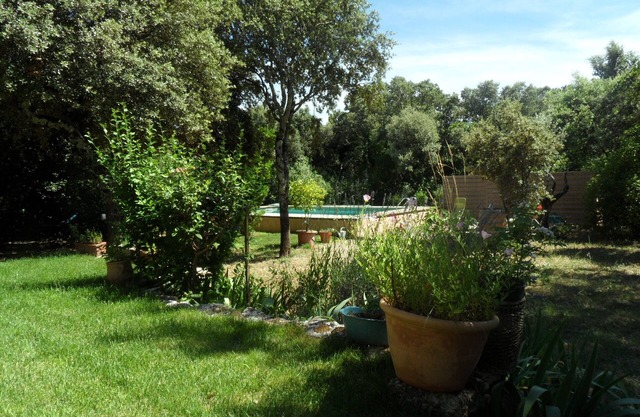 Villa with pool, sleeps 6 to 8, between Uzès and Pont du Gard
