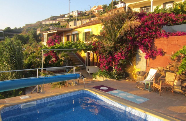 Villa con piscina, amplio jardín y vistas al mar