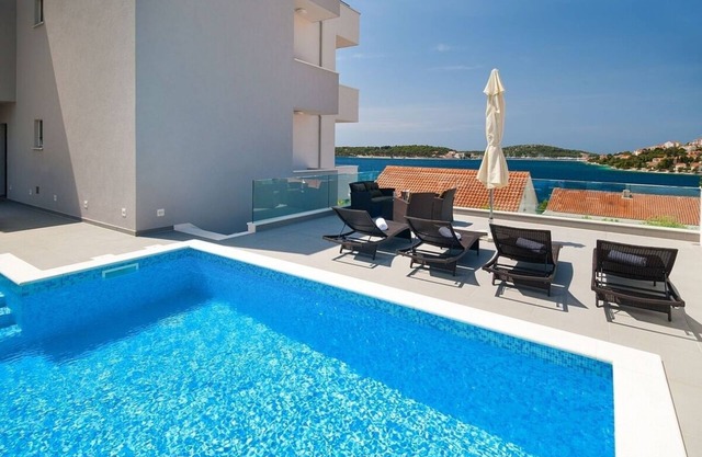 Villa con piscina privada y vistas impresionantes al mar y Rogoznica.