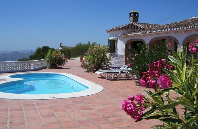Villa con piscina privada, lago y vistas a la montaña