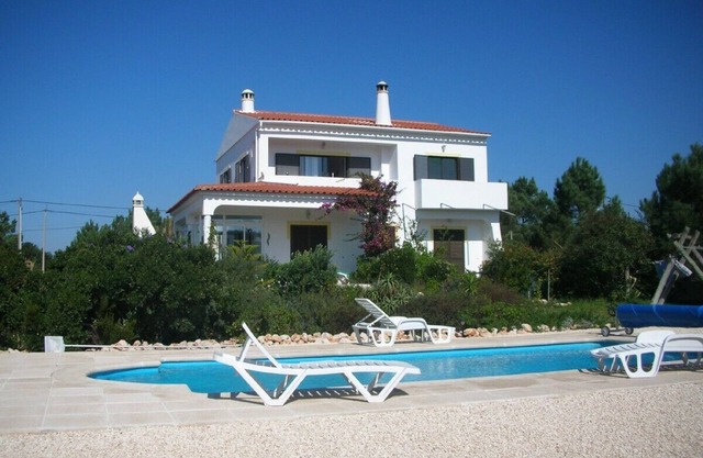 Algarvevilla para unas vacaciones especiales, con piscina privada, balcón.