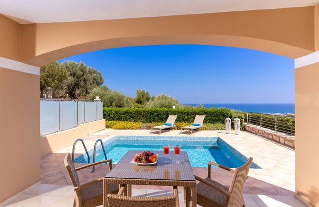 Villa con vistas al mar, desayuno incluido, 800 metros de la playa de arena, área de juegos