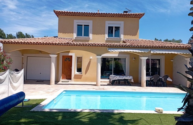 Villa con piscina segura junto al mar en una calle sin salida muy tranquila