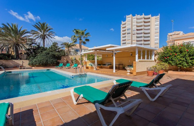 Villa con piscina y 2ª línea del Mediterráneo km3