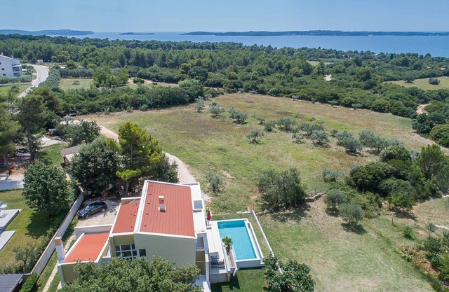 Villa con piscina, espectacular vista al mar, a 500 m del mar, UBICACIÓN SUPERIOR, WiFi, parrilla