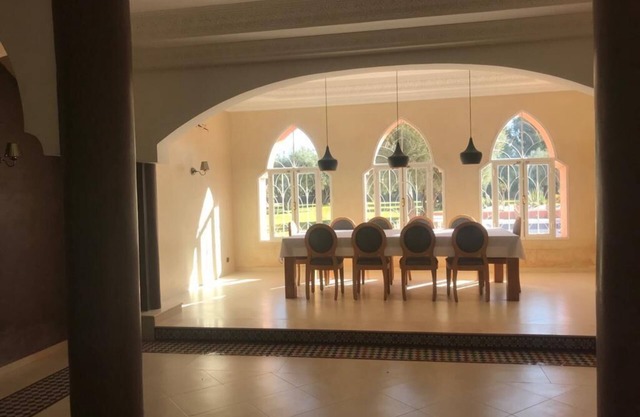 VILLA CON PISCINA DE 650 M2 EN 1 HECTÁREA CON PERSONAL