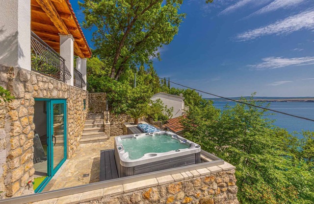 Casa vacacional con terraza y vista al mar