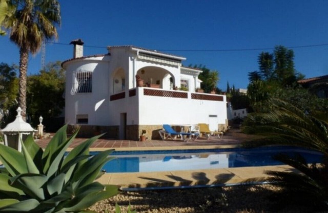 Villa con dos dormitorios y piscina privada en una zona tranquila