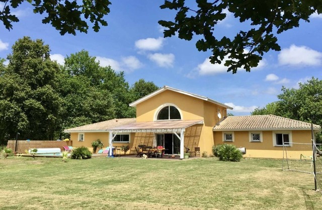 Gran casa con jardín, piscina climatizada y spa cerca del océano y el lago.