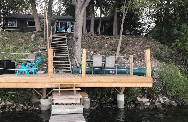 4 BR 2BA Roblin Lake Waterfront Cottage con canoa