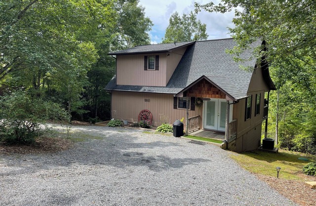 Violet Cabin - Beautiful Mountain View, Rustic Charm w/ Jacuzzi & Wood Fireplace