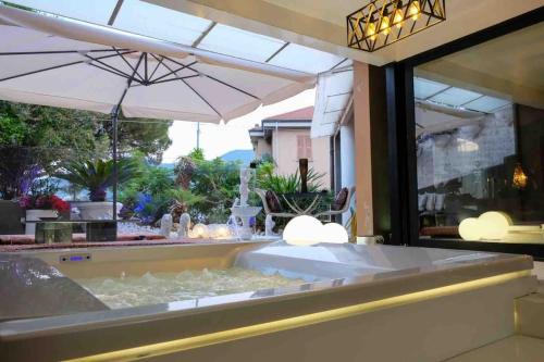 Vip garden jacuzzi seaview in the hearth of downtown