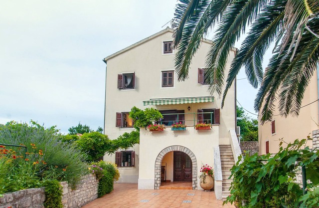 Visita nuestra encantadora casa familiar de tres pisos rodeada de amplio jardín