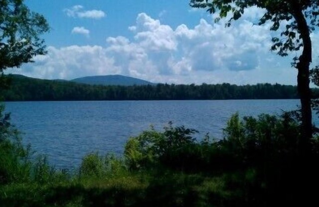 Lakefront Paradise en Pristine Lake w / Secluded Beach & Mountain Views