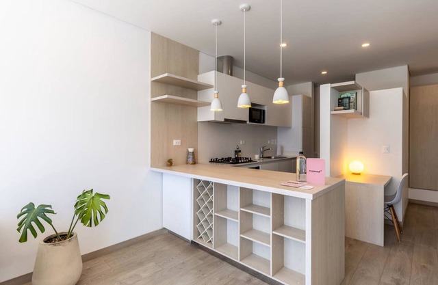 w Stylish 1BR in Chic