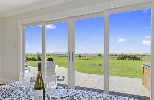 Waipu Dunes - with Spa Waterfront walk to the beach. Pet-Friendly! Waipu Cove
