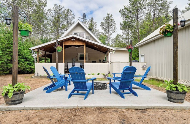 Gas Grill: Friendship Cabin Near Castle Rock Lake!