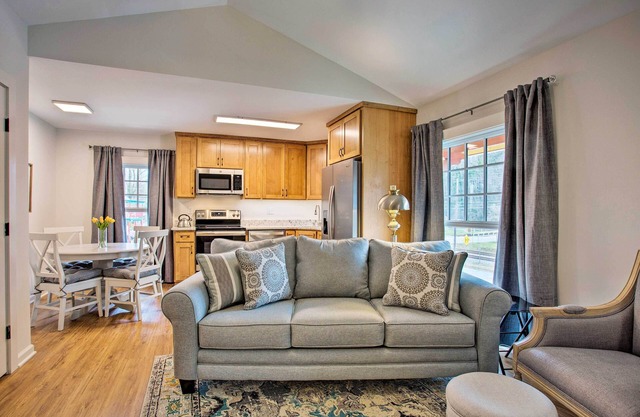 ¡NUEVO! Idealmente ubicado Saluda Apartment en Main St!