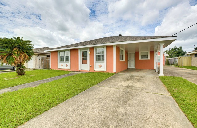 5 Mi to UNO Campus: Remote Working Hub w/ Patio!