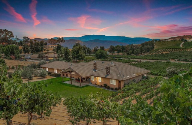 A poca distancia de la bodega Leoness! 5 minutos o menos de todas las bodegas de Temecula