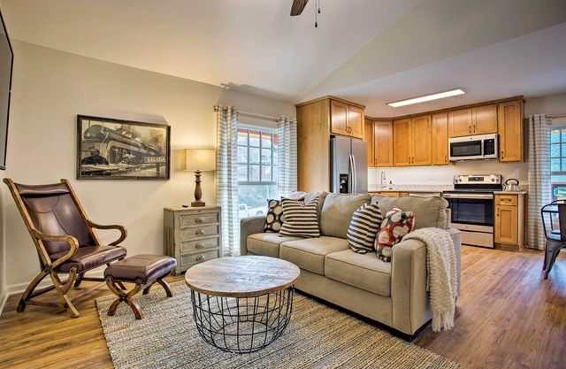 ¡NUEVO! Apartamento bien equipado en Main St en Saluda