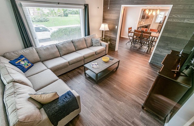 Bungalow grande remodelado a solo cuadras de ND y Eddy Street