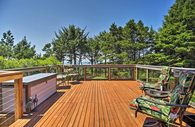 South Beach Home w / Hot Tub, Deck - Walk to Ocean!
