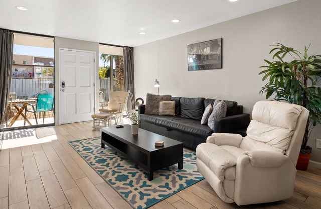 Walk to Old Town - Retro Condo, w/ Pool, Palms Trees! Location, Location, Location!