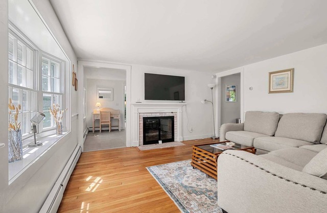 Walk to Seaside Park, Stylish Updated Interior!