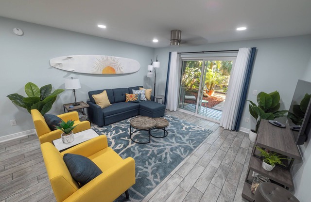 WALK to the BEACH!! Hip 2-bedroom/2 bath island condo in Indian Harbour Beach