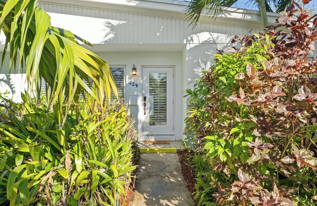 WALK TO THE BEACH! Charming 3-bedroom house in North Palm Beach with AC, WiFi
