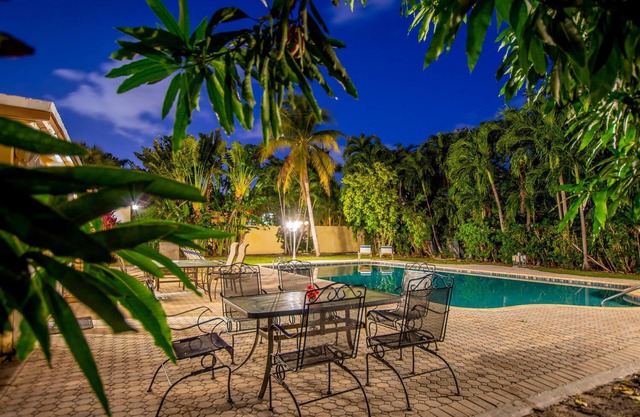 Walk to the Beach, NO Car Needed!! Best Location on Fort Lauderdale Beach!!