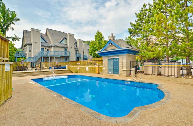 Walk to the chair lift Lofty condo w/shared pool & tennis - dogs OK