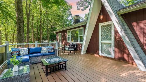 Walk to the Lake Firepit and Sunroom Tomhickon