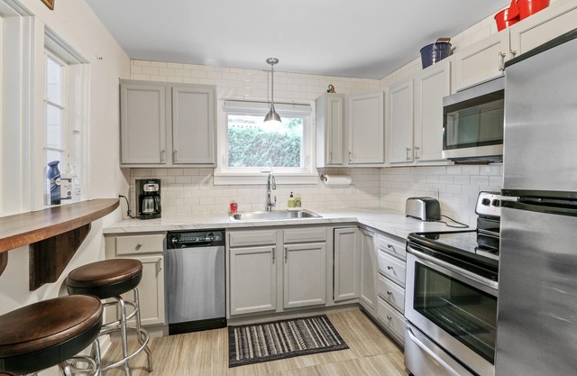 Walk to Lake! Adorable House in Fontana-on Lake Geneva. SUMMER 2025 SPECIAL!
