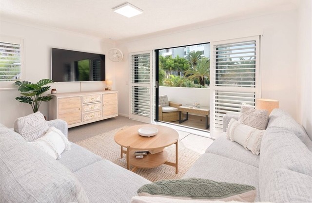 Walking distance to the Broadwater, Spacious 3 x Bedroom walk up Unit