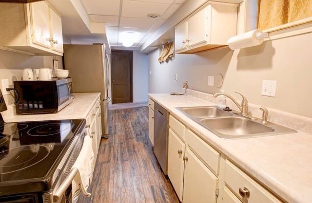Walkout Basement Near Country Club!