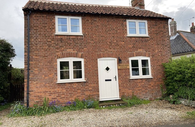 WALLFLOWER COTTAGE, pet friendly, with open fire in Stalham