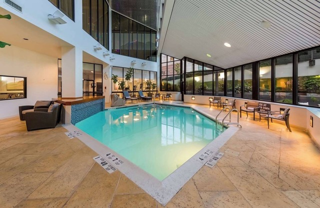 Warm and Comfortable Pets Allowed Two Queen Room w/ Pool and Airport Shuttle