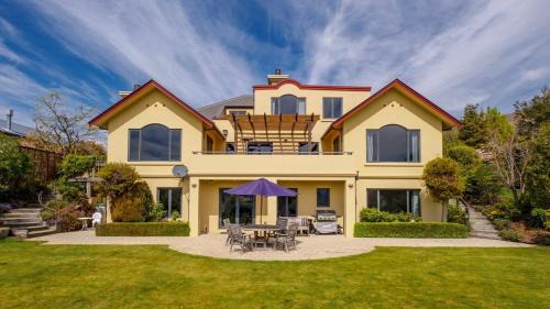 Warm and spacious 2 bedroom, downstairs apartment